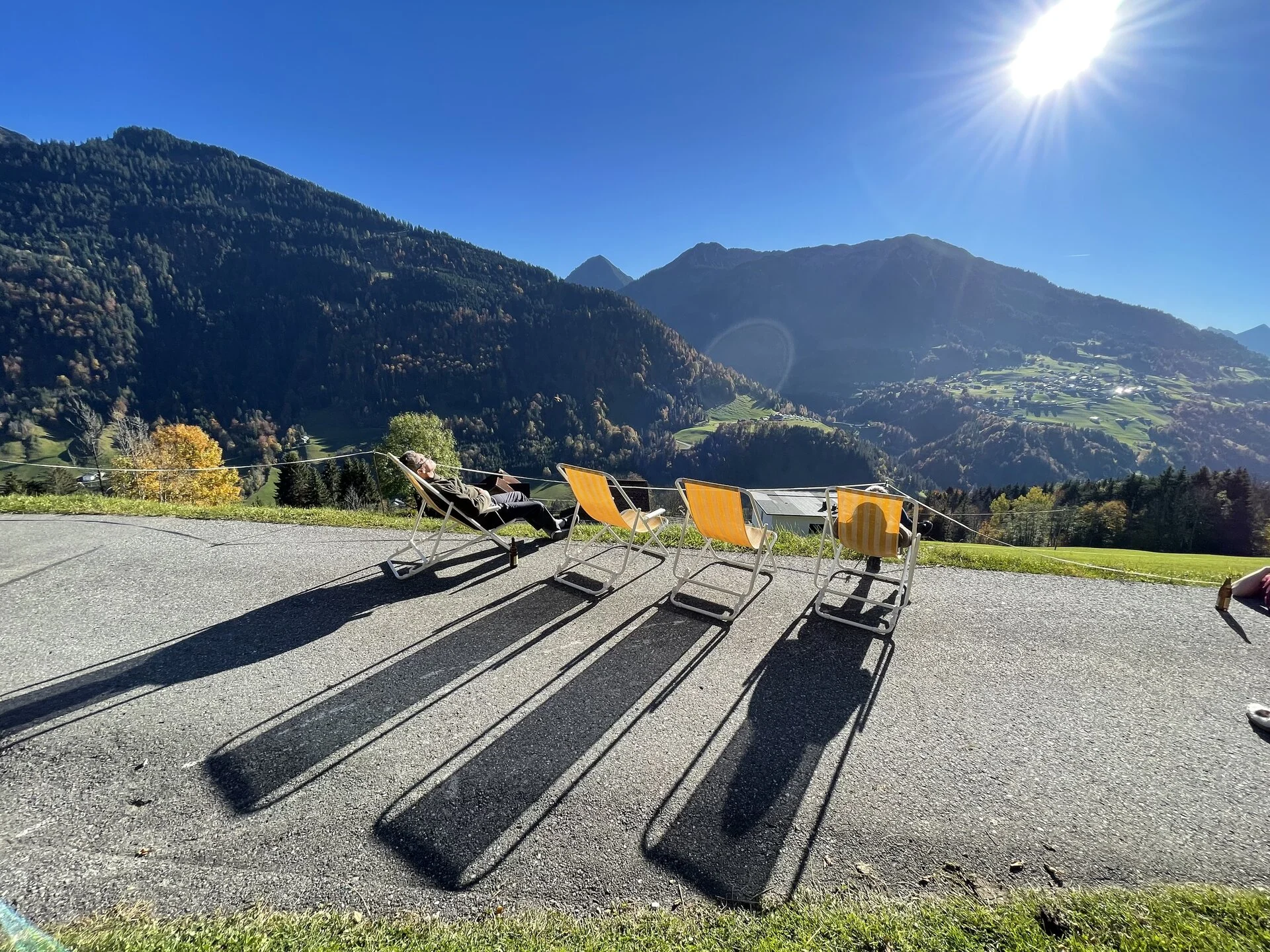 Sonnen vor dem Haus - Haus Sücka - Ferienhaus Haus Sücka Blons, Großes Walsertal
